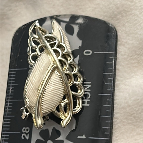 Vintage Clip on Earrings - Picture 6 of 7